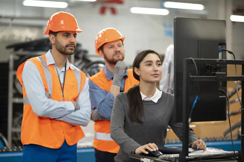 Pengertian Warehouse Staff
