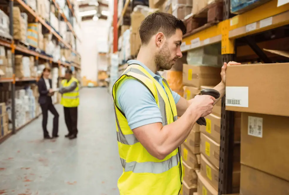 warehouse staff adalah