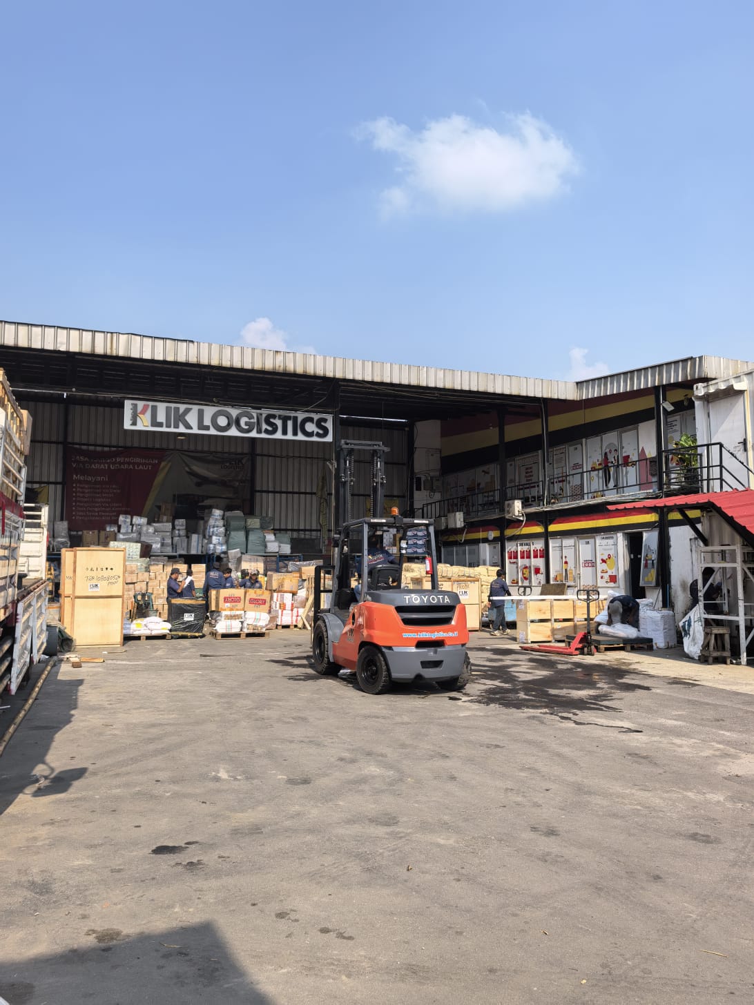 Tampak Depan Gudang Klik Logistics